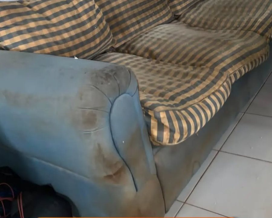 Sofá a cuadros antes del servicio de limpieza